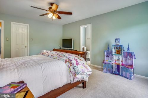 9111 Meadowcreek Ln, Lorton VA  22079-3238 exterior