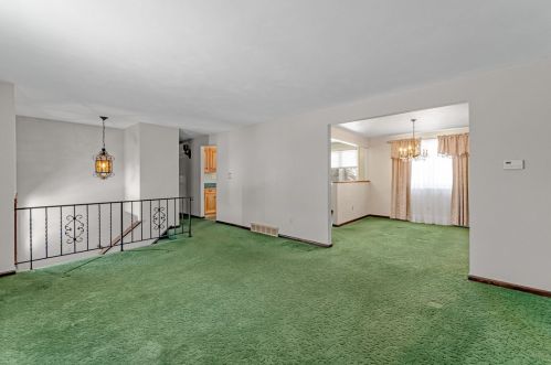 217 Harris Rd, New Kensington, PA 15068-8304