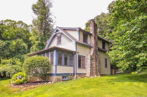 581 Peekskill Hollow Rd, Tompkins Corners, NY 10579-2737