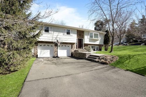5 Rock Dr, Valley Cottage, NY 10989-2464