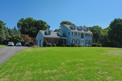 8 Menayas Ct, Washingtonville NY  10992-2032 exterior