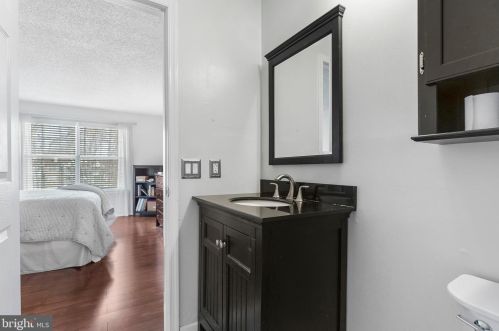 64 Holly Ct, Trenton NJ 08619-4636 exterior