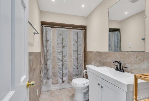 5 Bush Pkwy, East Brunswick NJ  08816-2208 exterior