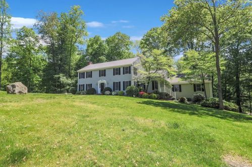 38 Erickson Dr, Stamford, CT 06903-3217