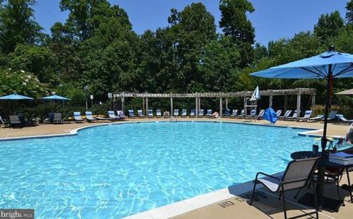 1940 Crescent Park Dr, Herndon VA 20190-3289 exterior