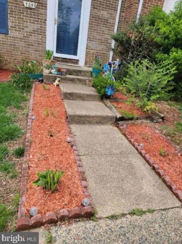 7050 Leewood Forest Dr, Springfield VA  22151-3927 exterior