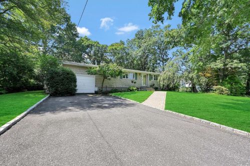 4 Lodge Ln, Strongs Neck, NY 11733-3302