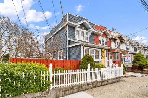 93-01 75th St, Jamaica, NY 11421-1051