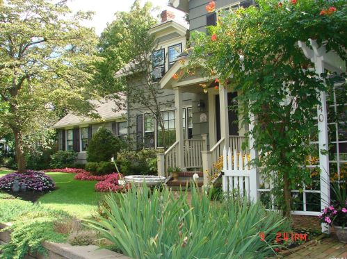 640 Middle Rd, Bay Port, NY 11705-1929