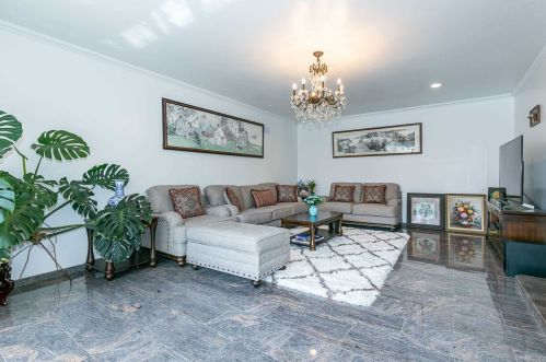 18 Linden Ln, Westbury NY  11568-1610 exterior