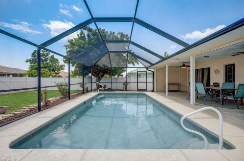 230 43rd Ter, Cape Coral FL  33904-8425 exterior