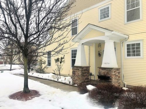 5 Cornwall Ln, Middletown, NY 10940-5077