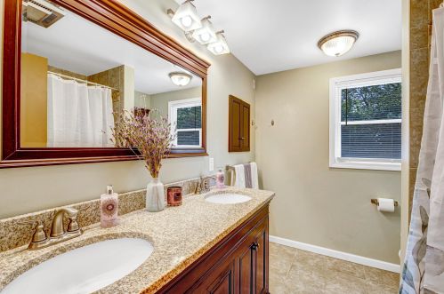 9019 Poplar Dr, Thiensville WI  53097-3155 exterior