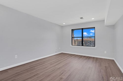 326 Sharon Gdn Ct, Woodbridge NJ  07095-4312 exterior