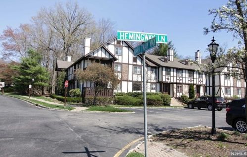 2904 Mark Twain Way, Mahwah NJ  07430-3429 exterior