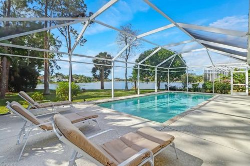 6871 Compton Ln, Naples, FL 34104-7823