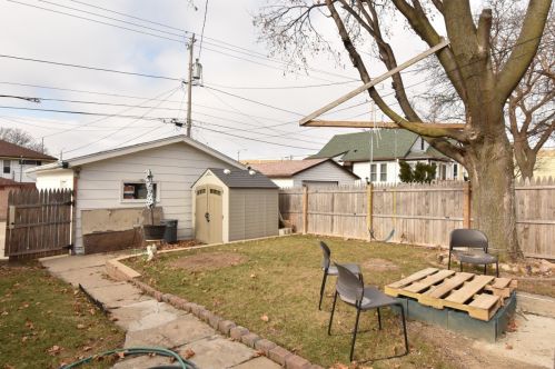 445 75th St, Milwaukee WI  53213-3521 exterior