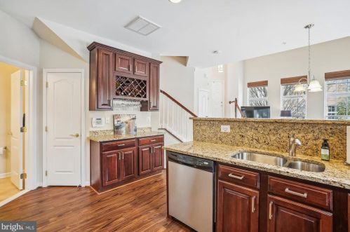 7204 Little Thames Dr, Gainesville VA  20155-4021 exterior