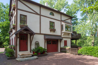 1 Delaware Rd, Riegelsville, PA 18077-7004