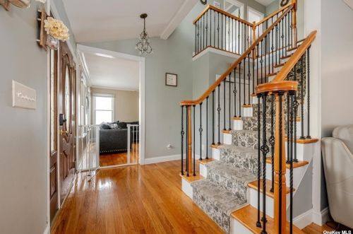 7 Atlantic Dr, Scotts Beach, NY 11789-1917