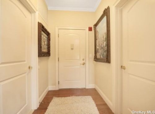 121 Roosevelt Way, Westbury, NY 11590-6671