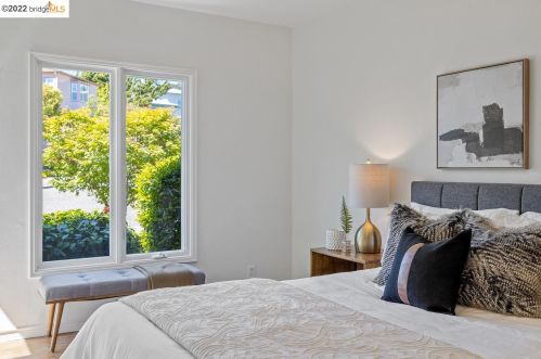 2463 Burlington St, Oakland CA 94602-2515 exterior