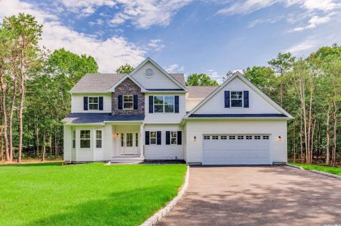 7 9th St, Center Moriches, NY 11934-1100