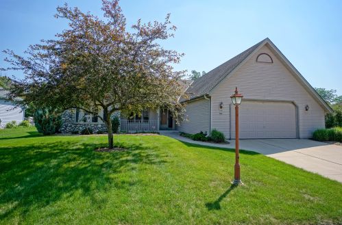 971 Grandview Ct, Oconomowoc, WI 53066-3481