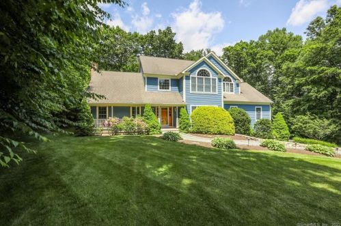 7 Somerset Ln, Sandy Hook, CT 06482-1584