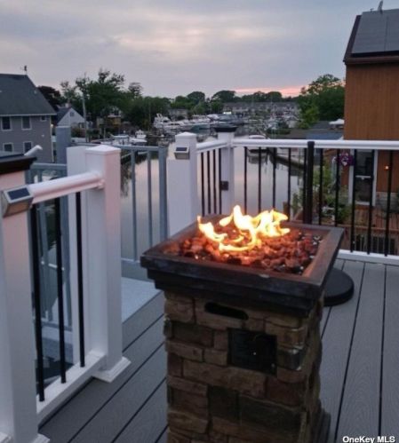 695 9th St, North Lindenhurst NY  11757-5543 exterior