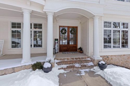 800 Bluespruce Cir, Chenequa, WI 53029-8679