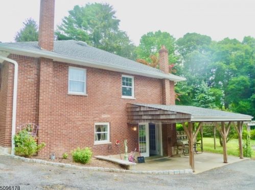 11 Drakesdale Rd, Roxbury Township, NJ 07836-9716