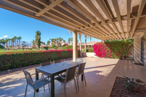 94 Kavenish Dr, Rancho Mirage CA  92270-3247 exterior