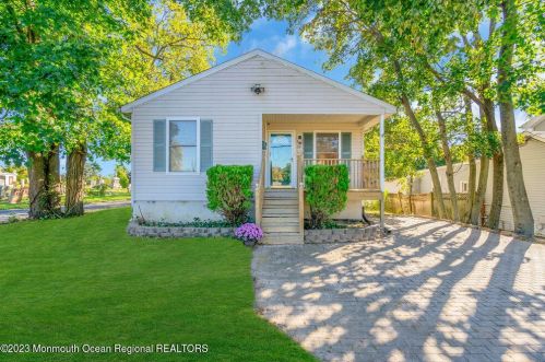 59 Chapel Hill Rd, Tinton Falls, NJ 07701-6001