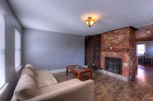 930 Peralta St, Pittsburgh, PA 15212-8003