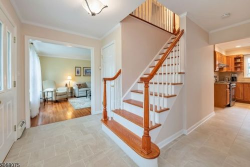 48 Whitewood Dr, Greystone Park, NJ 07950-3329