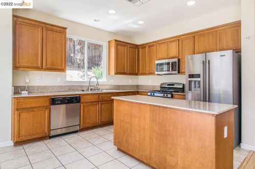 18 El Tambor Ct, West Pittsburg, CA 94565-7695