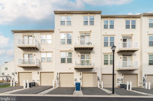 7458 Brunson Cir, Gainesville VA  20155-4910 exterior