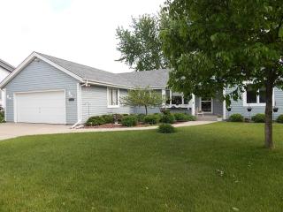 1707 Saratoga Rd, Waukesha, WI 53186-2683