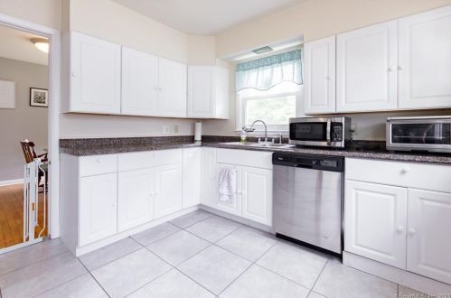 308 Twin Lakes Rd, North Branford CT  06471-1220 exterior