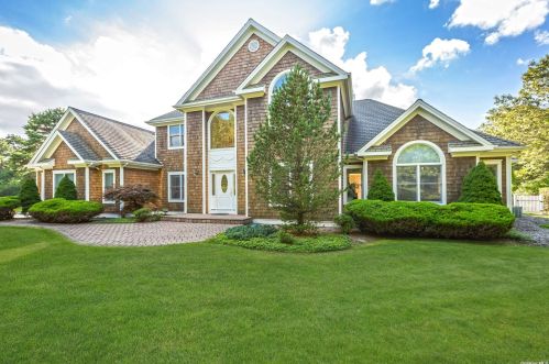 7 Corbett Dr, East Quogue, NY 11942-3840