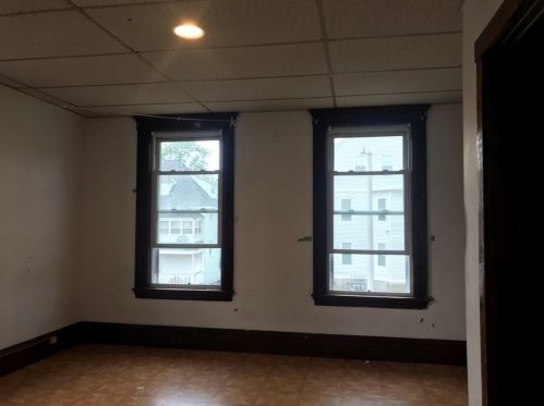 8 Lowell St, Worcester MA 01603-2607 exterior