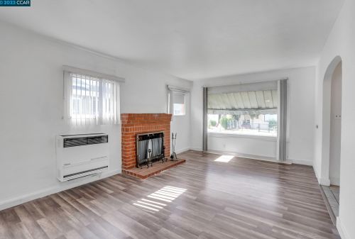 8100 Hillside St, Oakland CA 94603-1921 exterior