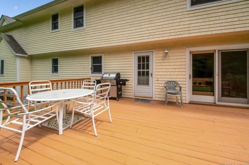 11 High Mdw Rd, Huntington CT 06484-3475 exterior