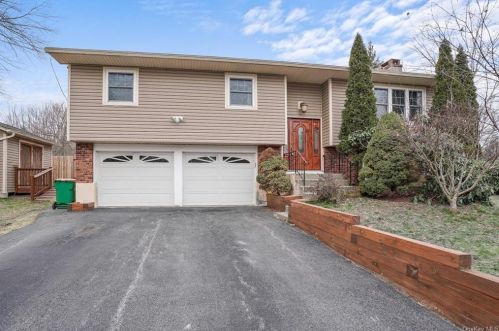 16 Vorndran Dr, New Hamburg NY  12590-4517 exterior