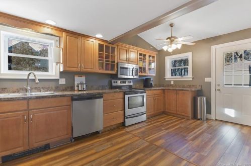 22 Tunxis St, Farmington CT  06032-2814 exterior