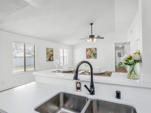 855 Mount Whitney Ave, Laton CA  93242-9724 exterior