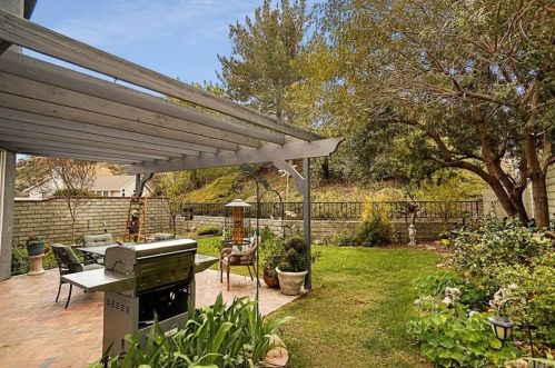 22924 White Pine Pl, Santa Clarita CA  91390-4120 exterior