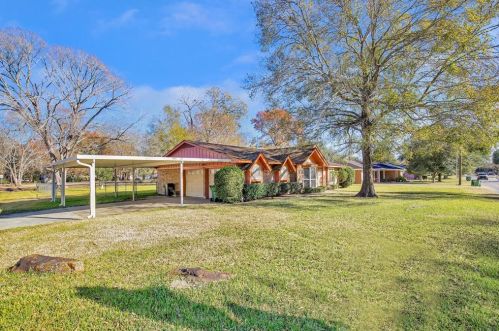 906 Winfree St, Mont Belvieu, TX 77535