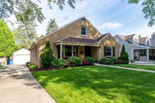 6015 Lydell Ave, Milwaukee, WI 53217-4523